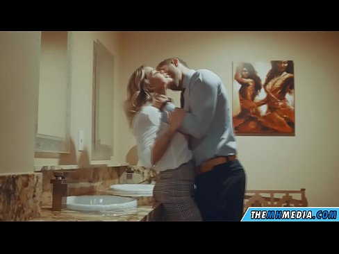 ❤️ Kana blonde ine busty inokukwezvera muchimbuzi cheveruzhinji Zvinonyadzisira ❌❤